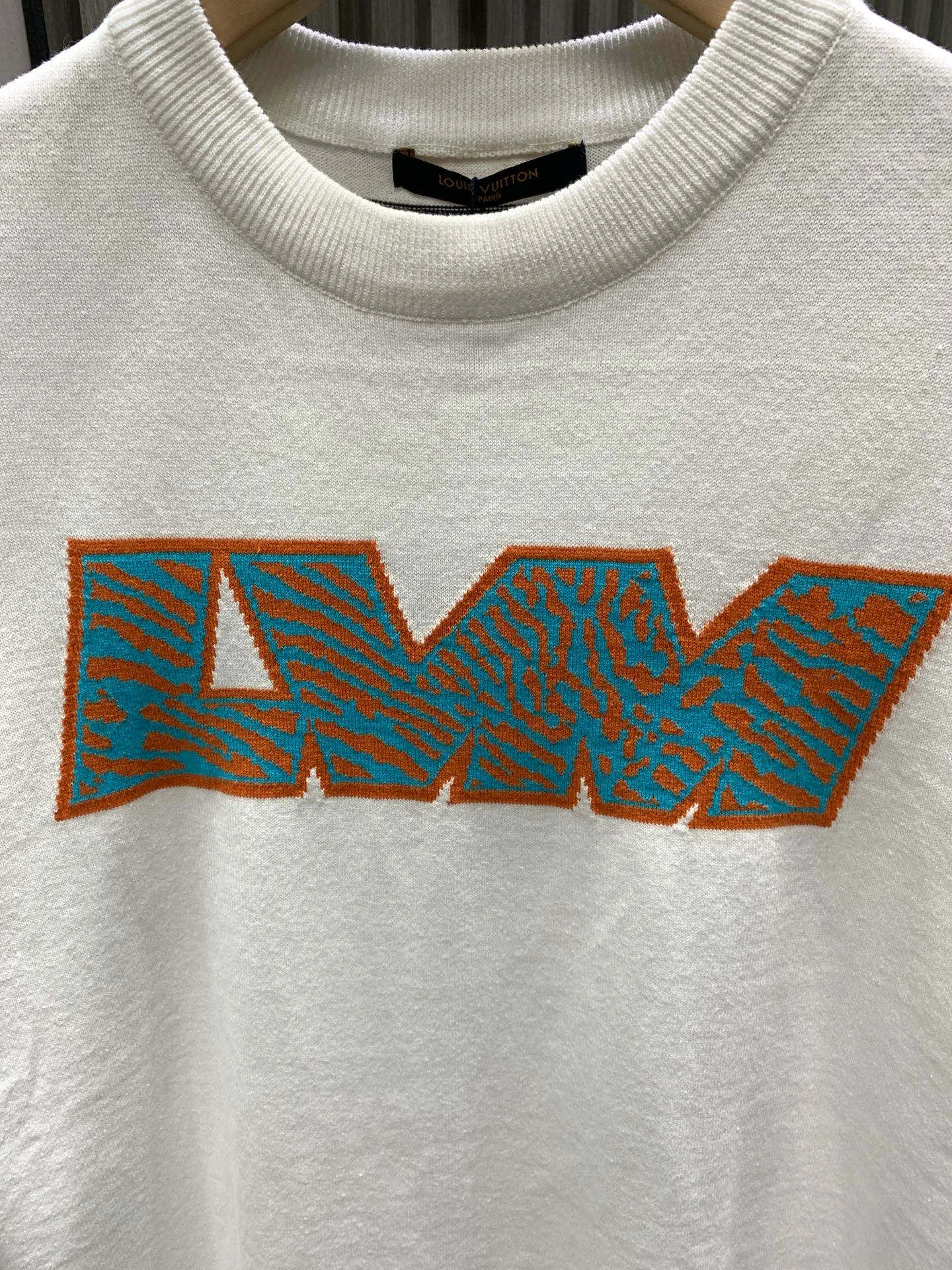 🅿️290 🀄️ Louis Vuitton Louis Vuitton 1v twill letter short-sleeved crew neck shirt. This T-shirt uses 14s intarsia technology. The logo is woven in contrasting colors. The flipped armholes are specially stitched to inject new ideas. The mulberry silk intarsia label on the back presents a mirror effect. If the jacquard is presented using a reverse-to-positive process, the visual craftsmanship of the sweater will be stronger. The contrast between the tissues will make the concave and convex texture more obvious. Clever use of yarn characteristics to reflect the details